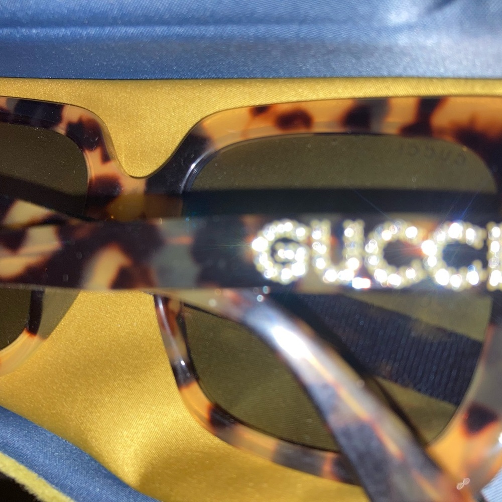 Tortoise Gucci Sunnies with Crystal Gucci written on both sides, brand new - Picture 5 of 11
